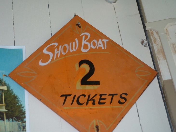 Showboat Sign